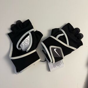 BRAND NEW NIKE TRAINING GLOVES